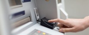 Retirer de l'argent sans carte bancaire : comment procéder dans son agence ?
