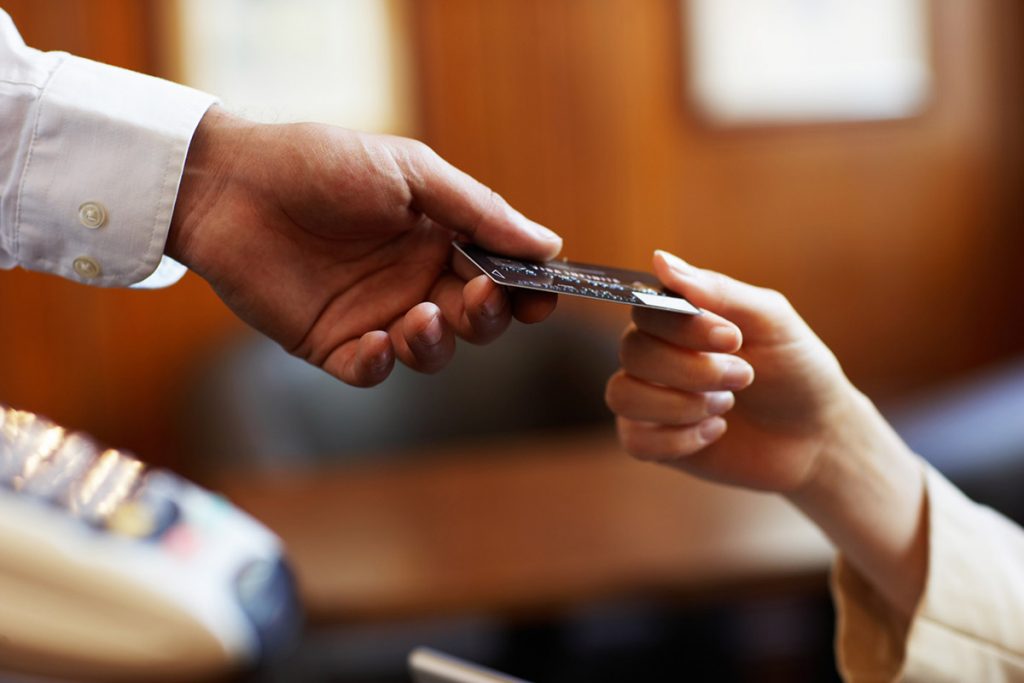 Différence carte de débit et carte de crédit : comment choisir sa carte bleue ?